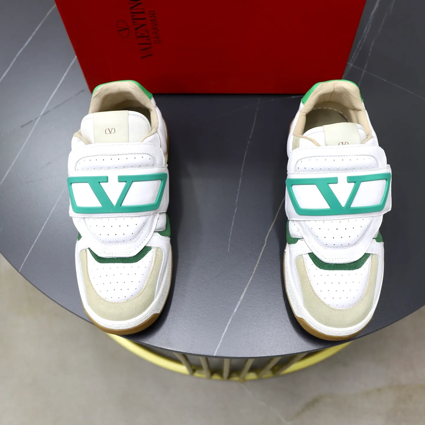 Ex-factory price: 520💰VALENTINO/Valentino Men's latest low-top thick-soled sports shoes are shipped. Made with heavy industry, men's fine casual sports shoes, versatile style. Original leather, rubber lines embellished with geometric segmented uppers, hand-stitched, novel and fashionable, rubber soles with details on the front and back, and the tongue is decorated with the Valentino Garavani Logo, which is comfortable, breathable and durable! Comes with full original packaging! Code number: 38-39-40-41-42-43-44 (45, 46 can be customized)